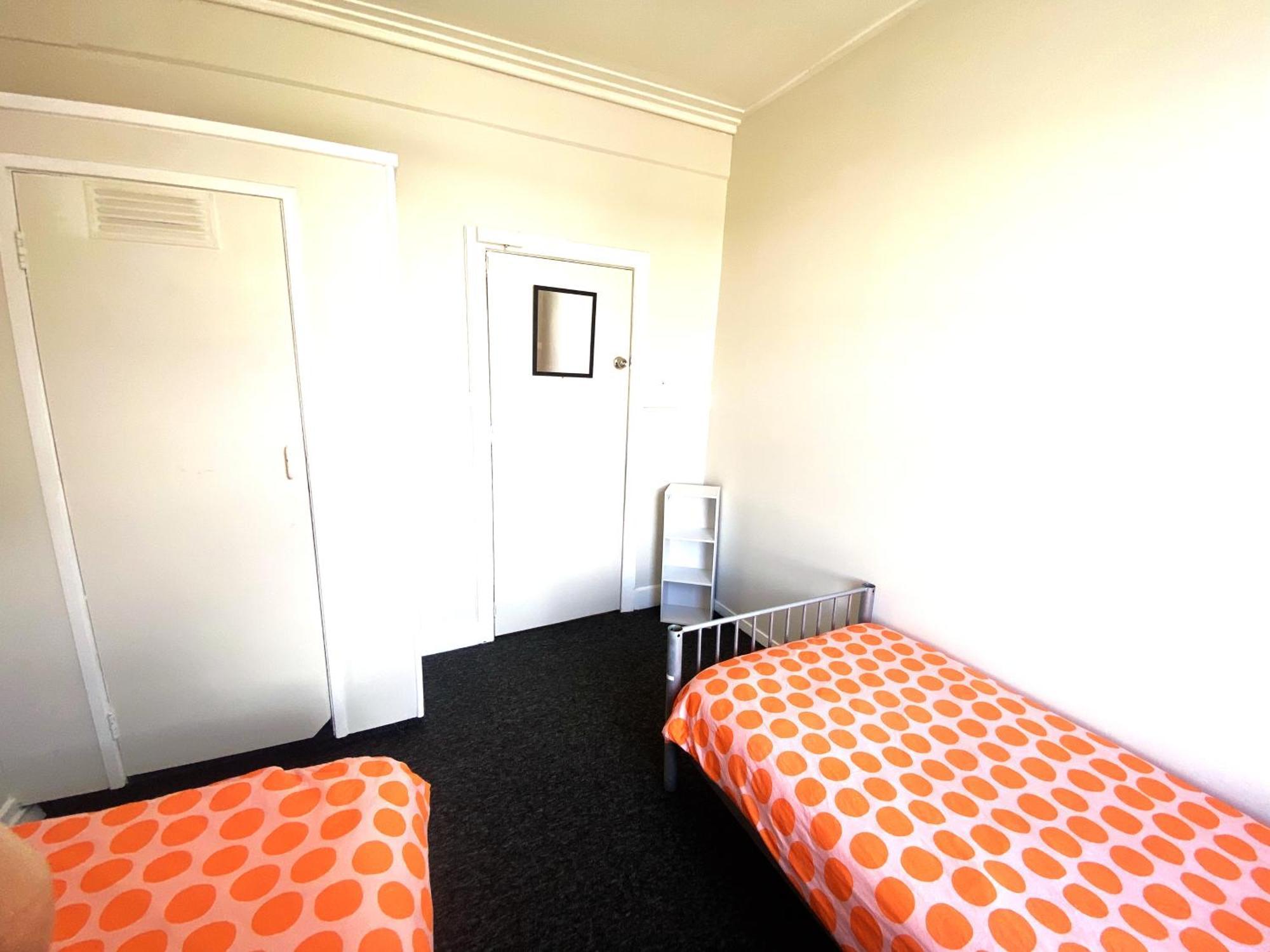 215 Edinburgh Castle Hostel Оукланд Екстериор снимка